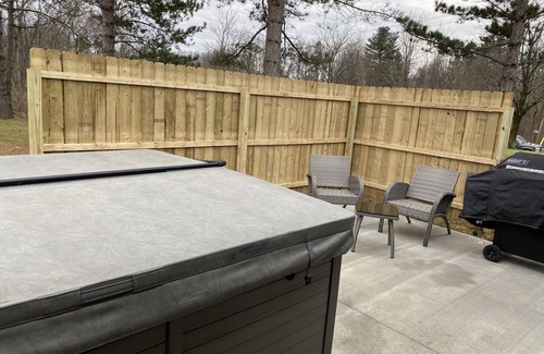 Halfmoon Apartment | NEW Stylish Apartment with Hot Tub