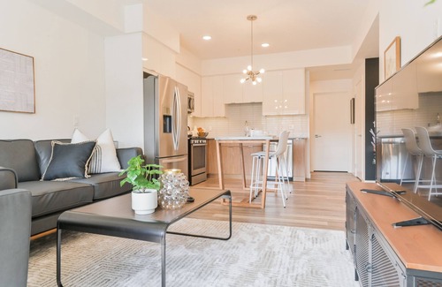 Mission District Condo | NEW! Stylish DT Condo | UG Parking | AC | Mins to Saddledome