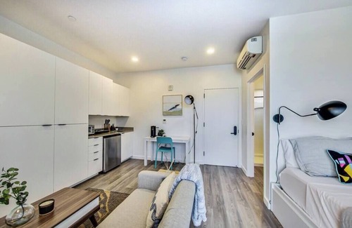 Downtown Oakland Apartment | New Stylish Studio Suite Near Downtown!