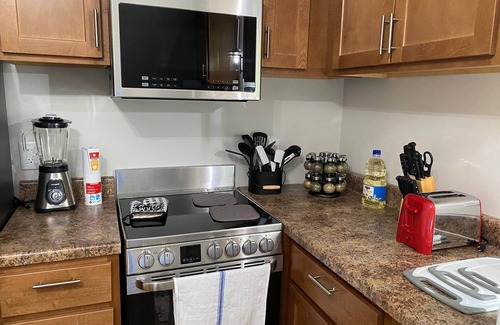 Racine House | New Sunrise! Pro Cleaned, Self Check in - Sleeps 6