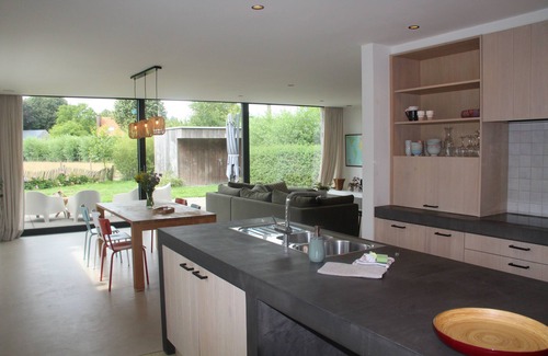 Sinaai House | New: super cozy new home with great views