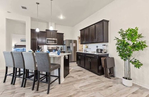 Temple House | NEW* Temple+4Bd+1 Story+Pet Friendly+FAST Wi-fi