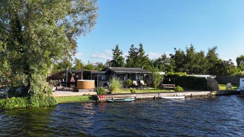 Baambrugse Zuwe Apartment | New- The Cabana- With Sauna and Hot Tub, on a lake near Amsterdam