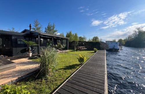 Baambrugse Zuwe Apartment | New- The Cabana- With Sauna and Hot Tub, on a lake near Amsterdam