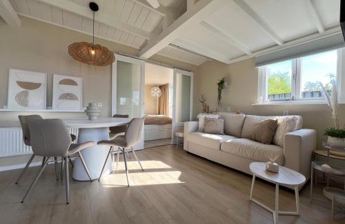 Baambrugse Zuwe Apartment | New- The Cabana- With Sauna and Hot Tub, on a lake near Amsterdam