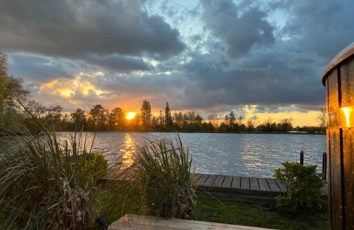 Baambrugse Zuwe Apartment | New- The Cabana- With Sauna and Hot Tub, on a lake near Amsterdam
