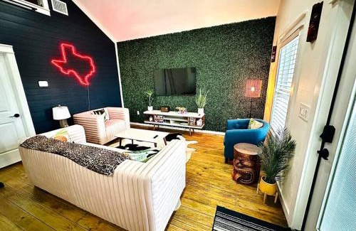 Port Bolivar House | NEW Tiki House! Near Beaches, Sleeps 6-7