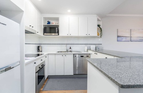 Griffith Apartment | New to VRBO: Modern & Homely 2BR Burke Crescent Apartment