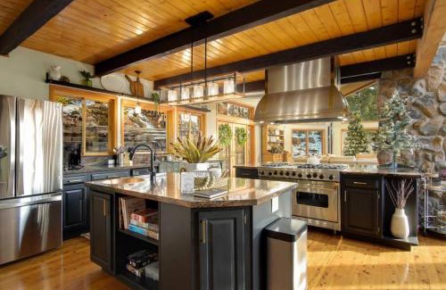 Shadow Mountain House | New. Top of the World Lodge. Hot tub. Theater.