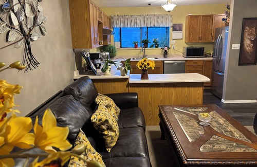 Aldergrove House | 🤩 New trailer with queen bed, air-con, close to town in Aldergrove, safe &quiet