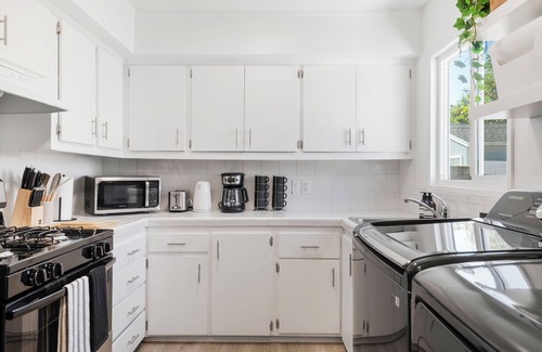 Glendora House | NEW Tranquil Escape - Hot Tub, BBQ, Near LA & Disney