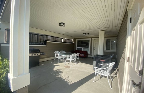 White Rock House | New two-bedroom legal suite with parking