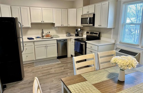 Libertyville Apartment | New updated Apt 1/2 Mile to Downtown Libertyville!