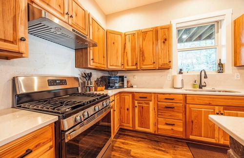 Northface House | New! Walk to Slopes, 3 King Suites, Hot Tub. Firepit