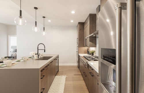 Hideout House | New with Gorgeous Views, Wi-fi & Private Hot Tub + Pet-friendly!
