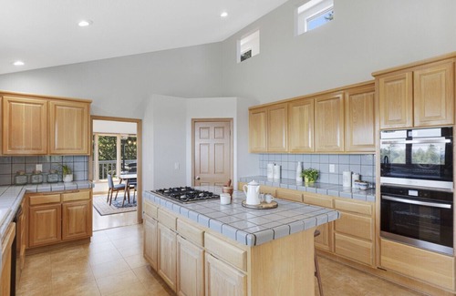 Redwood City House | NEW! Woodside Retreat: Gorgeous Views & Hot Tub