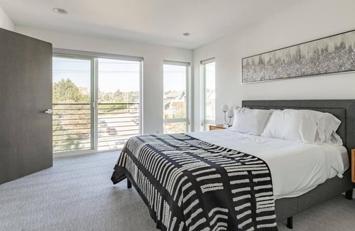 Atlantic House | NEW! WorkLivePlay 4BR FastWifi | Sophari |Sleeps12