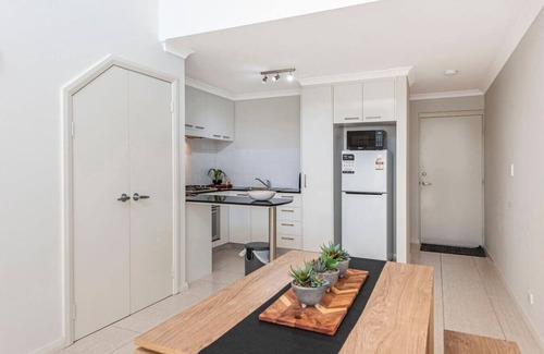 Mandurah Apartment | New York Loft 1-BR Apt | Free A/C & WiFi