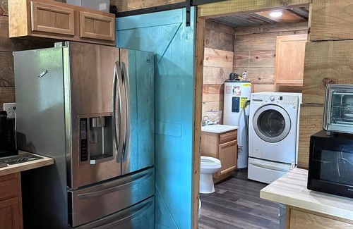 Zavalla Cabin | Newly built, fully furnished cabin located on Parker Point near Sandy Creek.