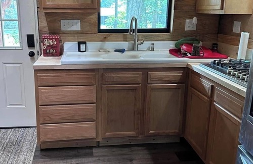 Zavalla Cabin | Newly built, fully furnished cabin located on Parker Point near Sandy Creek.