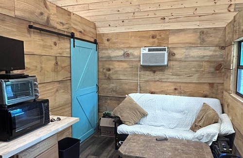 Zavalla Cabin | Newly built, fully furnished cabin located on Parker Point near Sandy Creek.