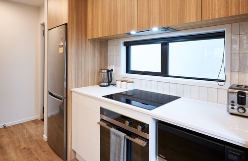 Saint Kilda Apartment | Newly built unit in St Kilda. Modern amenities