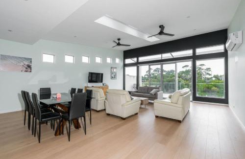 Inverloch House | Newly built with WiFi & Healthclub, pool & gym access