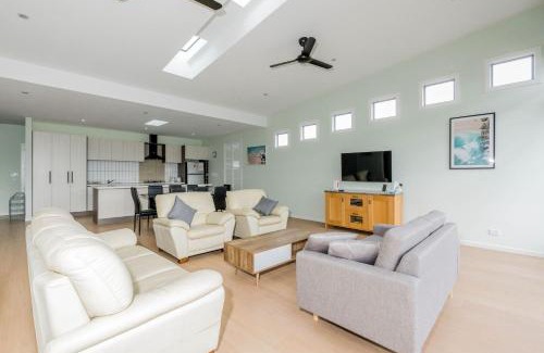 Inverloch House | Newly built with WiFi & Healthclub, pool & gym access