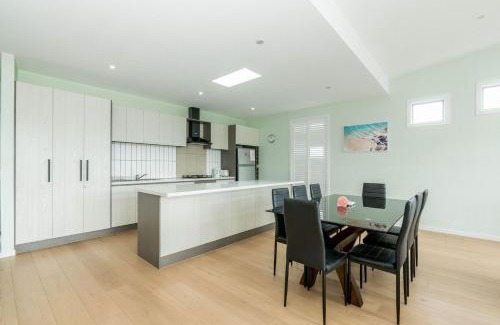 Inverloch House | Newly built with WiFi & Healthclub, pool & gym access