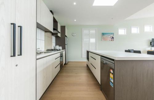 Inverloch House | Newly built with WiFi & Healthclub, pool & gym access