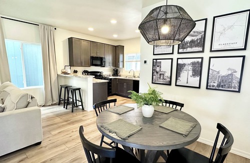 Flagstaff House | Newly Constructed 2 BR Bungalow in the Pines w/Cozy Fireplace -Central Location