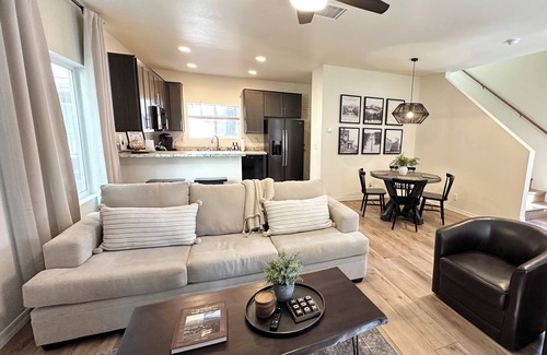 Flagstaff House | Newly Constructed 2 BR Bungalow in the Pines w/Cozy Fireplace -Central Location