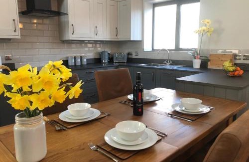 Hendrerwydd House | Newly Converted Luxury Barn With Private Hot Tub
