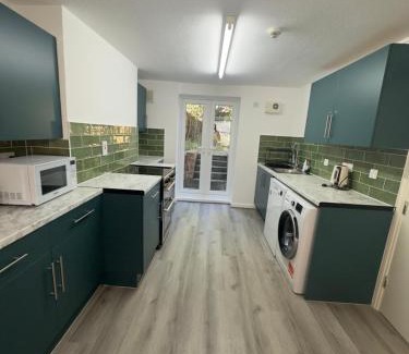 Mile End House | Newly Decorated 5-Bed Hackney Townhouse