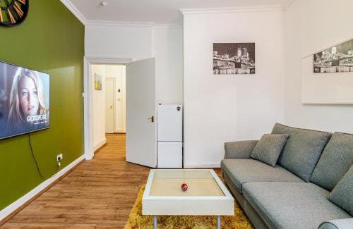 Glasgow Apartment | Newly Furnished Flat 4 Minutes Walk To Metro