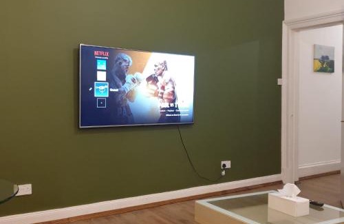 Glasgow Apartment | Newly Furnished Flat 4 Minutes Walk To Metro