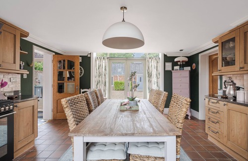 Longham House | NEWLY REFURBISHED Coach house, private garden, Hot Tub, Games rm, Lake, sleeps 8