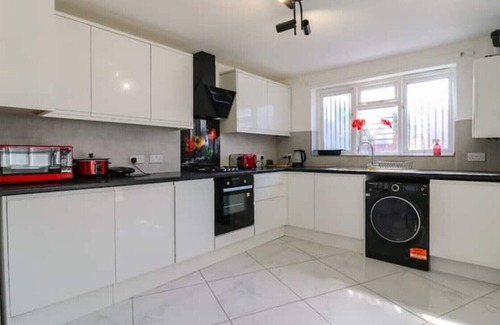 Deptford House | Newly Refurbished London House with Garden, Parking and 2 Bathrooms