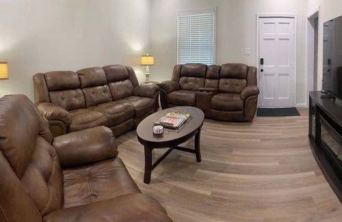 Marion House | Newly Remodeled 3-BR in heart of Marion