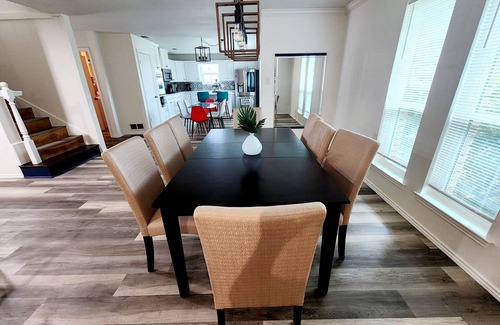 Allen House | Newly remodeled 5BR 3BA w/pool up to 16 ppl