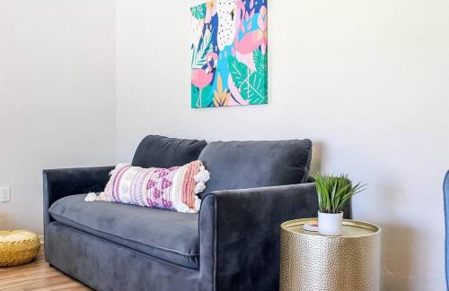 Camelback East House | Newly Remodeled Midcentury Pink Flamingo Casa (40)