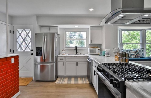 Maryland Heights House | Newly Reno! 11 Sleeps, Game Room, Picturable walls