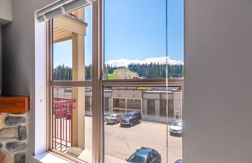 Silver Star Mountain Condo | Newly Renovated Ground Floor Creekside Studio Condo - Pet Friendly too!