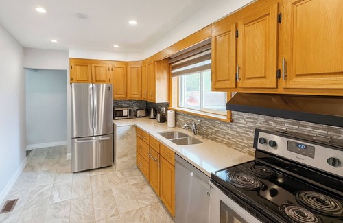 Jane and Finch Bed & Breakfast | Newly Reno’d 3BR Bungalow w/Backyard Volleyball Set—Near TTC & Rogers Stadium!