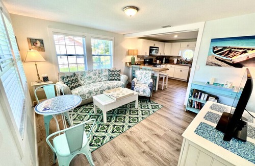 St. Augustine Beach Cottage | Newly Renovated 1 Bedroom + Office/Den Cottage on Oceanfront Property with Pool Access - St. Augustine Beach
