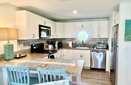 St. Augustine Beach Cottage | Newly Renovated 1 Bedroom + Office/Den Cottage on Oceanfront Property with Pool Access - St. Augustine Beach
