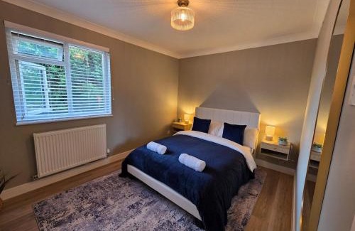 Catshill House | Newly Renovated 2 BDR Home - 5 Min to M5