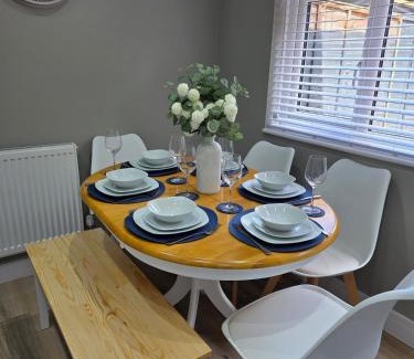 Catshill House | Newly Renovated 2 BDR Home - 5 Min to M5
