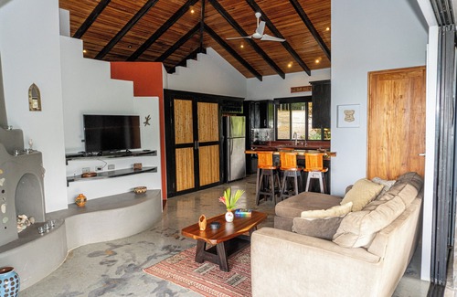 Ballena House | Newly Renovated 2 King, 2 Bath, AC, Fiber Optic Villa Ocean and Valley Views