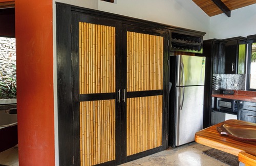 Ballena House | Newly Renovated 2 King, 2 Bath, AC, Fiber Optic Villa Ocean and Valley Views